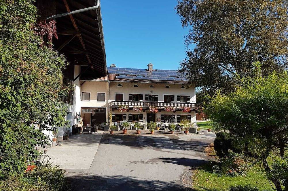 Ganze Wohnung, Ferienwohnung 2 im Dachgeschoss, 2 - 4 Pers.,  70 qm, mit 2 sep. Schlafzimmern in Grabenstätt, Chiemsee