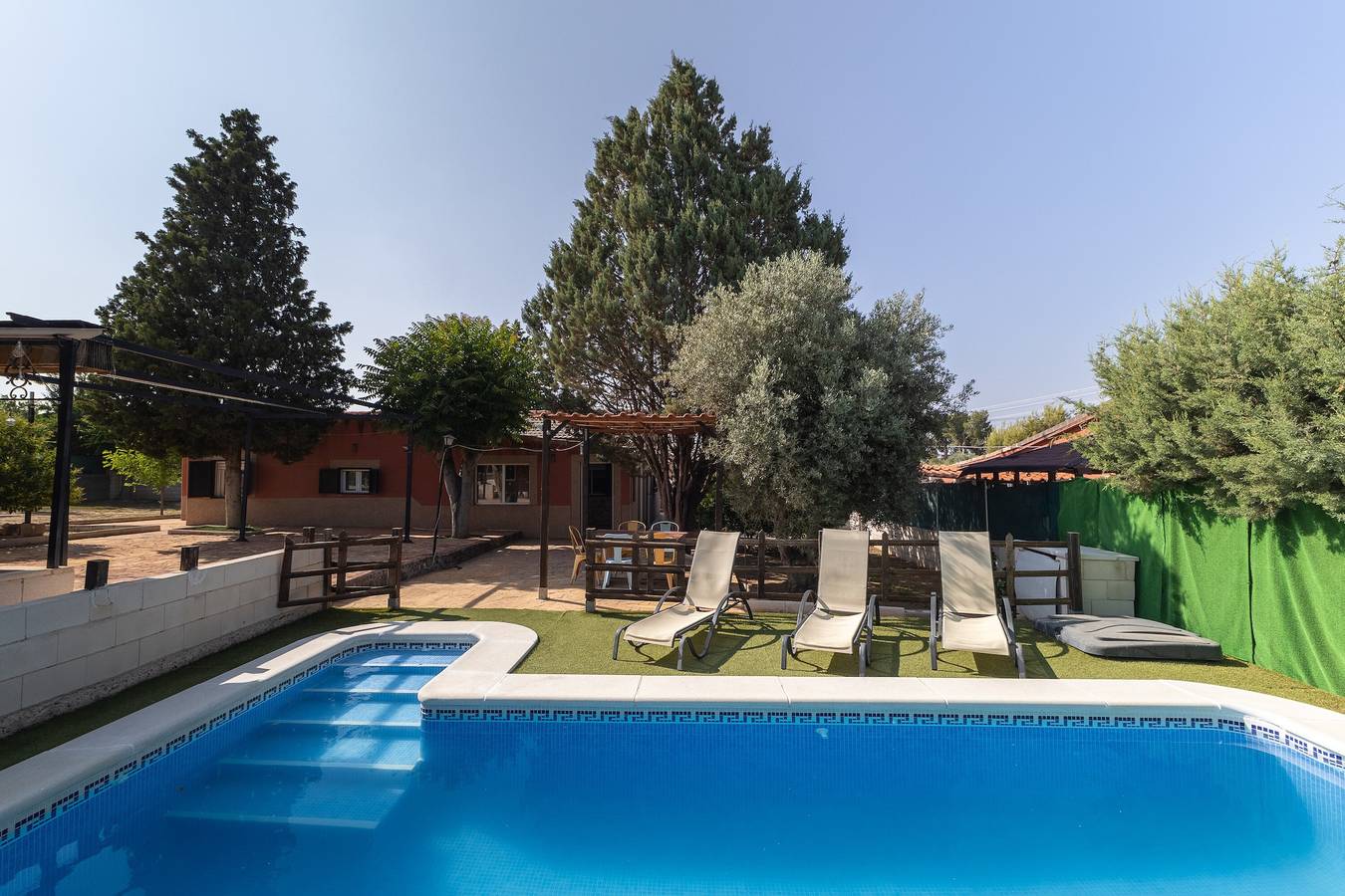 Maison rurale 'Casa Fina' avec piscine privée, terrasse partagée et Wi-Fi in Alarilla, Fuentidueña de Tajo