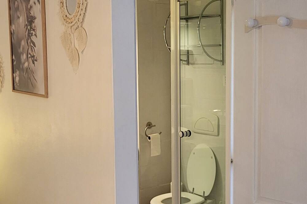 Chambre d'hôtes, La Maison Millésime, Chambre l'Olivier, salle de douche privée in Aigues-Vives (Hérault), Région de Béziers
