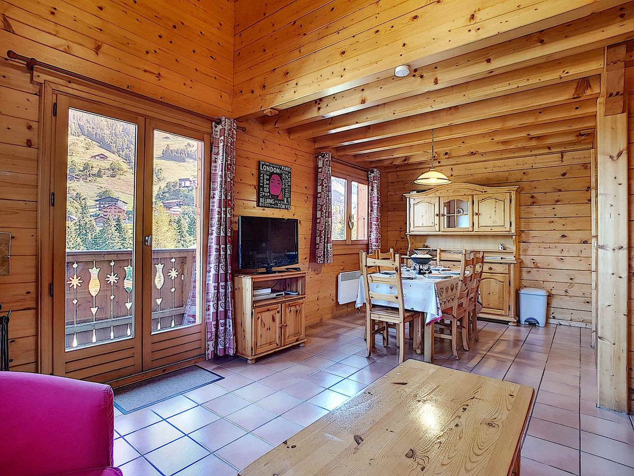 Apartamento entero, Medio chalet para 6 en La Clusaz con Wifi, admite mascotas y parking in La Clusaz, Región de Annecy