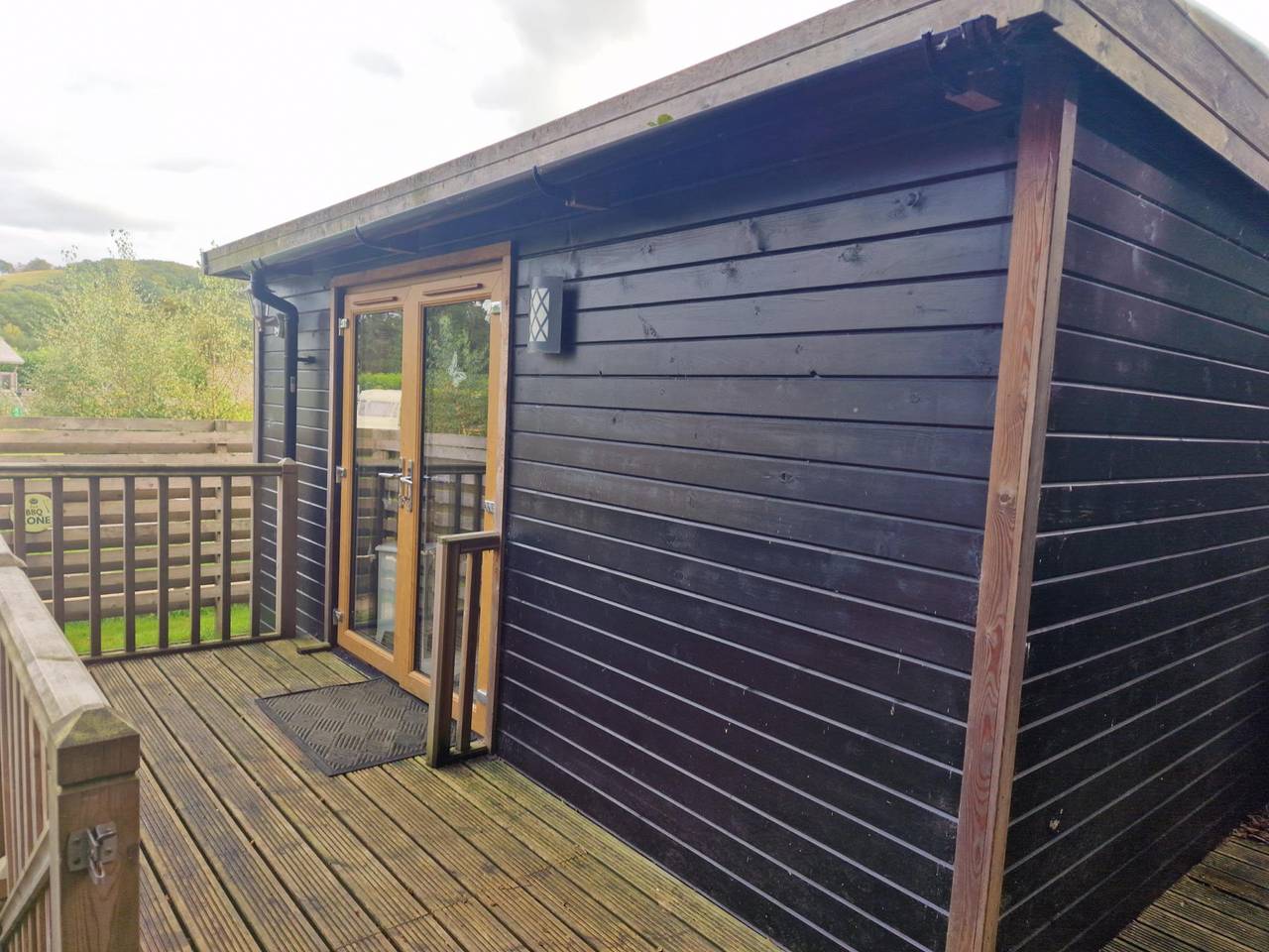 Glamping Hut - Sleeps 2, hot tub & parking in Powys