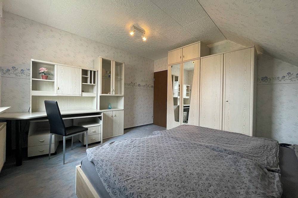 Ganze Wohnung, Ferienwohnung mit Balkon am Waldrand in Karlstadt, Maindreieck