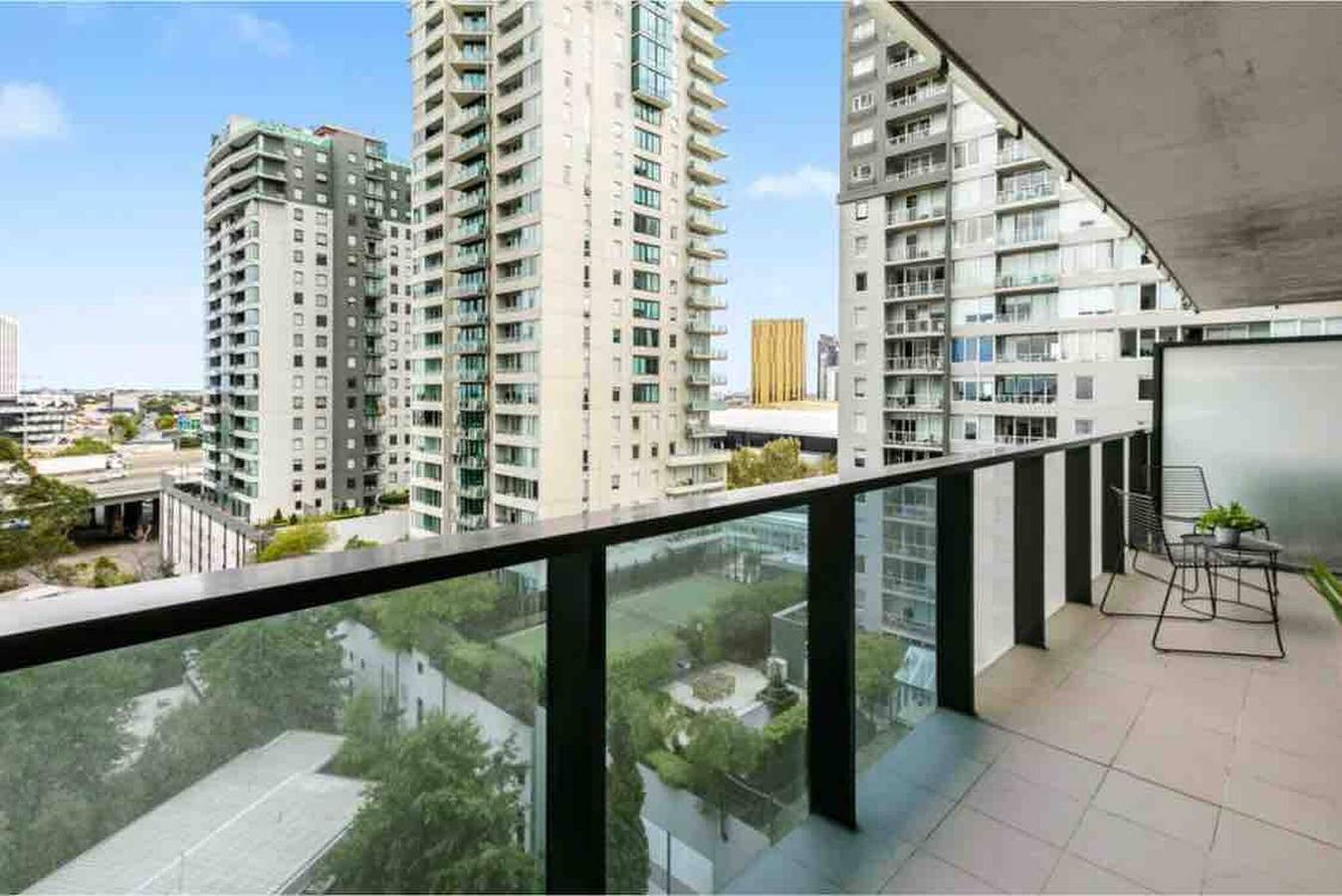 Entire apartment, Luxurious one bedroom apartment with pool in Southbank, Melbourne