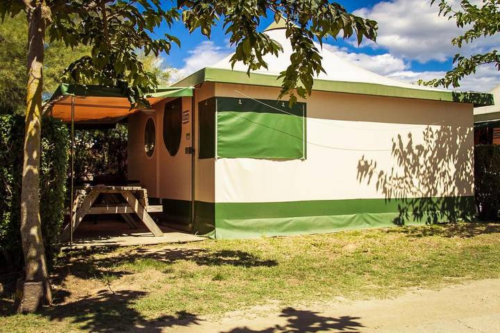 Bungalow pour 5 personnes, avec Terrasse ainsi que Jardin et Piscine à Empuriabrava