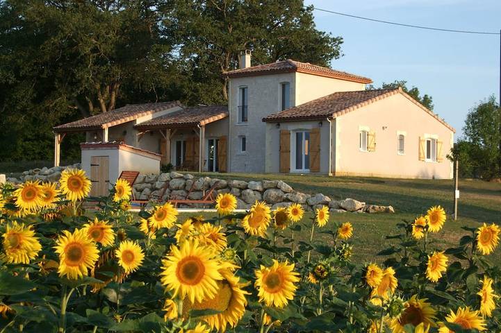 Gîte pour 8 personnes, avec balcon ainsi que jardin et jacuzzi à Bezolles