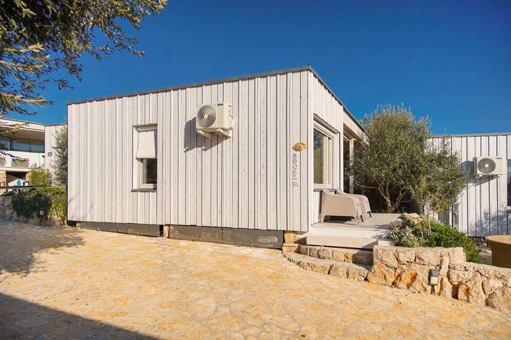 Ferienhaus für 4 Personen, mit Meerblick und Balkon sowie Whirlpool und Garten in Pakostane
