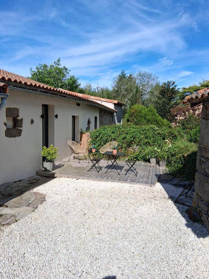 Appartement entier, One-Bedroom Apartment in Busserolles, Parc naturel régional Périgord-Limousin