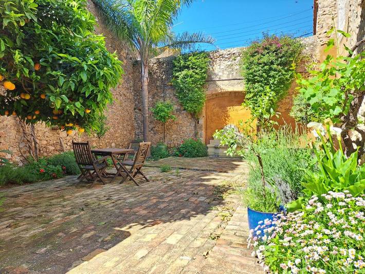 Location de vacances pour 8 personnes, avec terrasse ainsi que vue et piscine à Bellcaire d'Empordà