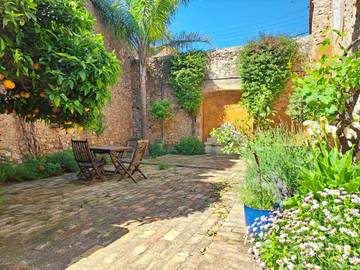 Gîte pour 8 personnes, avec terrasse ainsi que piscine et vue à Bellcaire d'Empordà