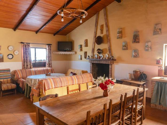 Casa rural para 10 personas, con piscina además de jardín y vistas en Cañete la Real