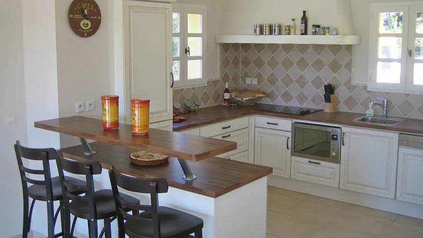 Location de vacances pour 14 personnes, avec jardin ainsi que terrasse et piscine, animaux acceptés à Le Muy - 4