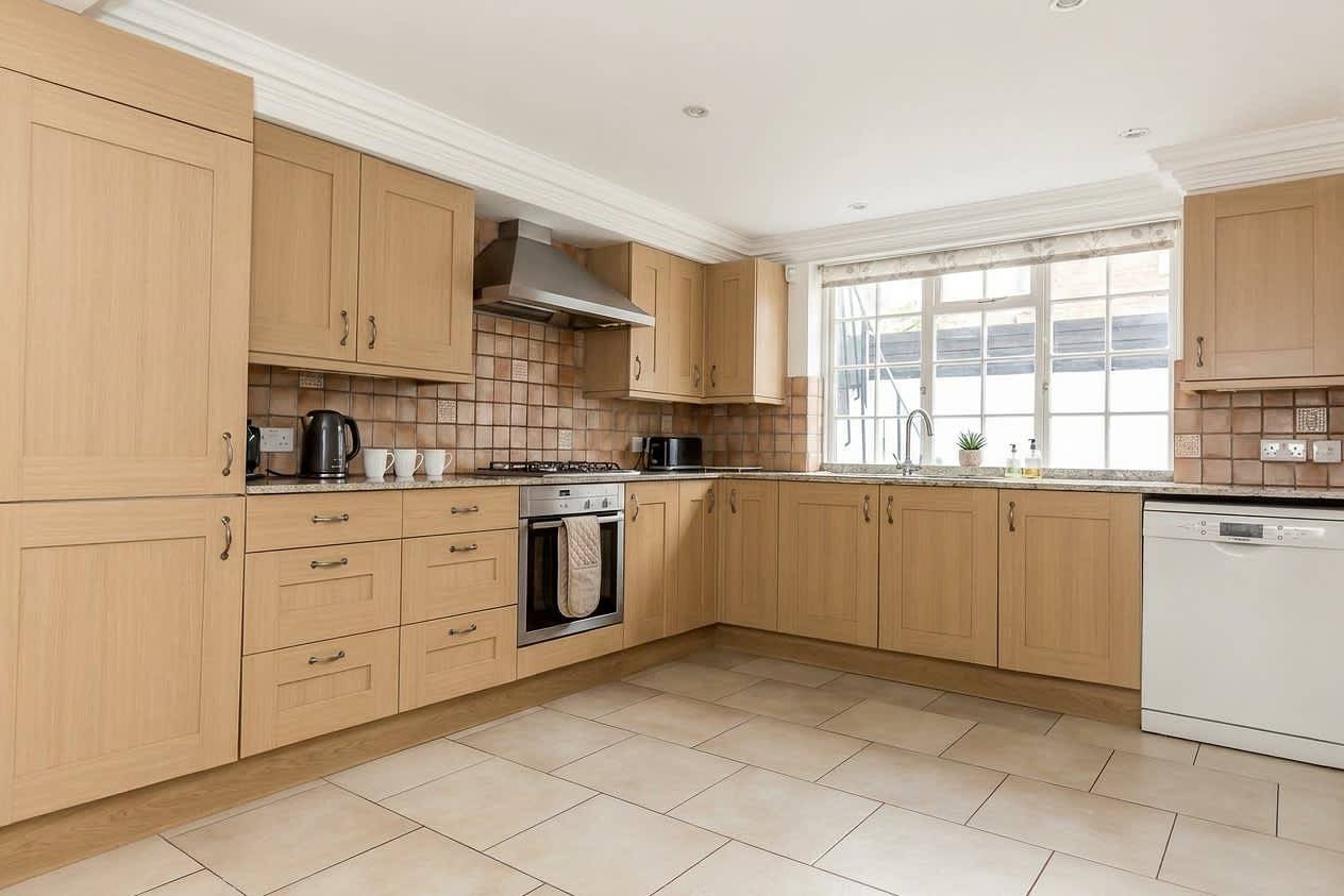 Elegant 3Br Knightsbridge Residence near Harrods in London, South East England