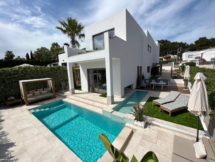 Location de vacances pour 7 personnes, avec jardin et vue ainsi que piscine et bassin pour enfant à Cala Llonga - 2