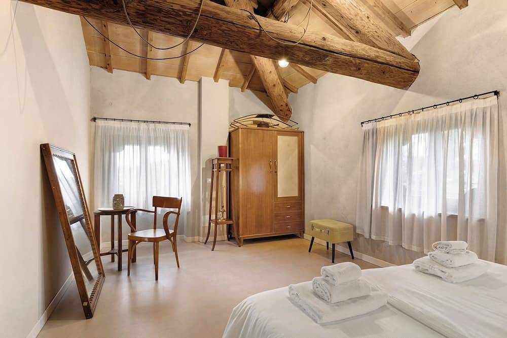 Villa 'Il Bozzolo Boutique Apt Mimosa Mimosa' where Relaxation meets Design in Valeggio sul Mincio, Verona Province