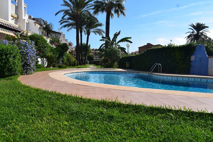 Casa para 4 personas, con jardín además de piscina para niños y balcón en Dénia