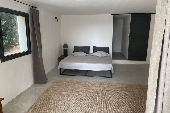 Zwischen Weinbergen und Pinienwäldern große Villa mit Pool und Jacuzzi 10 Min. vom Meer in La Cadière-d'Azur, Mittelmeerküste (Frankreich)