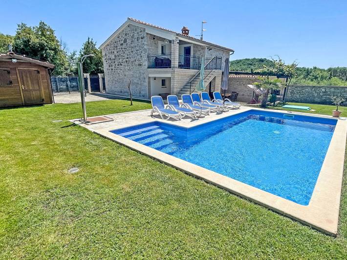 Ferienhaus für 8 Personen, mit Balkon und Terrasse sowie Garten und Pool