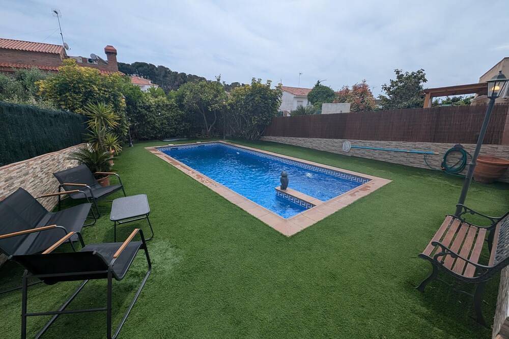 Entire apartment, Studio with shared pool near the beach and Creixell town center. in Creixell, Costa Dorada