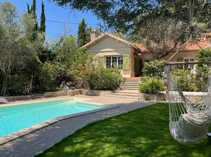 Gîte pour 12 personnes, avec jardin ainsi que piscine et terrasse