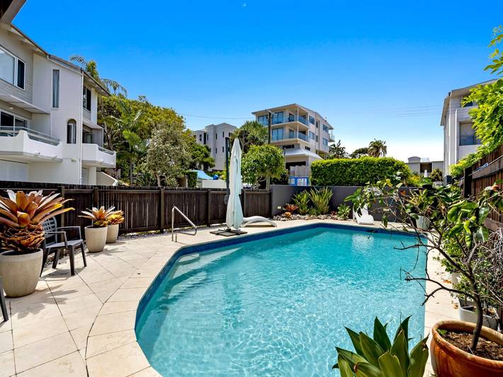 Apartamento entero, Refugio costero de 2 dormitorios con piscina junto a Sunshine Beach in Sunshine Beach, Noosa Shire