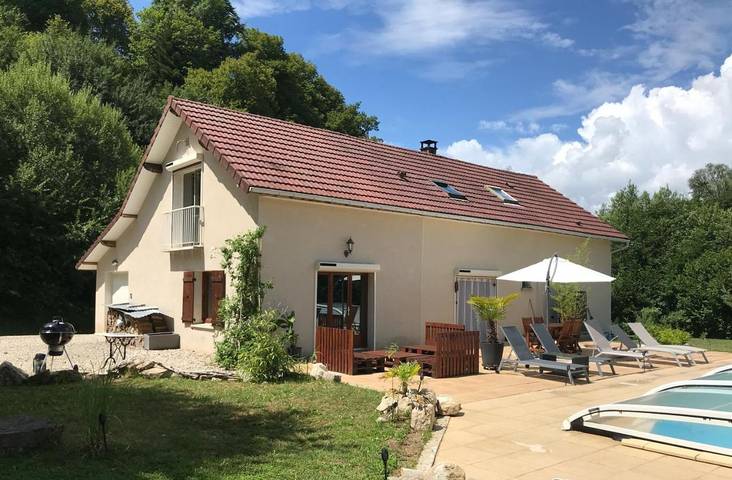 Villa pour 8 personnes, avec piscine et jardin dans le Jura