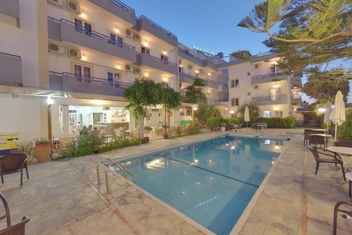 Hôtel pour 2 personnes, avec bassin pour enfant ainsi que piscine et jardin