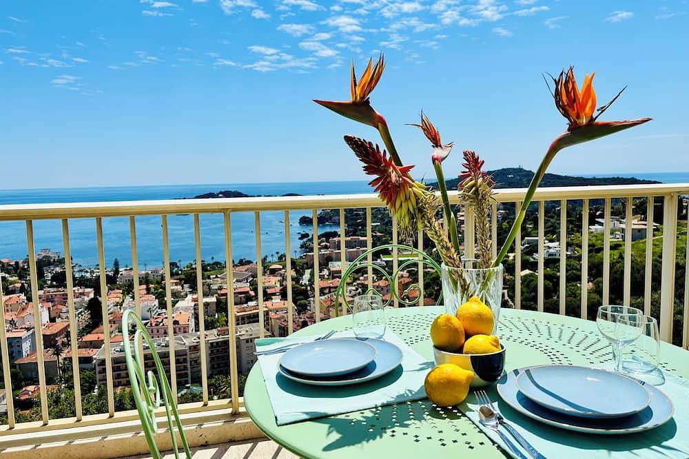 Entire apartment, Breathtaking sea view, studio with balcony and parking in magnificent estate in Villefranche-sur-Mer, Nice region