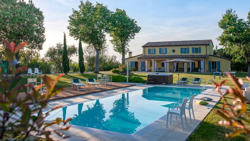 Casa vacanza per 14 persone, con Idromassaggio e Giardino a San Costanzo