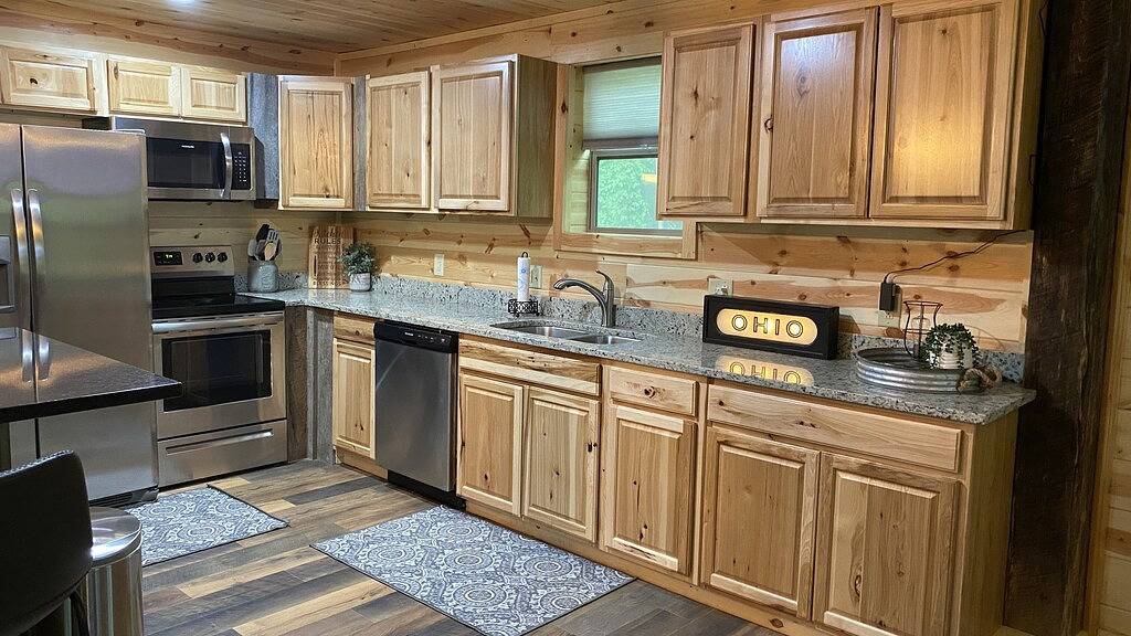 Spacious Cabin in Hocking Hills close to Caves.Hottub,Grill & 66 Acres of Hiking in Hocking Hills