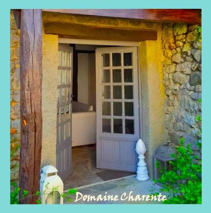 Location de vacances pour 4 personnes, avec Terrasse et Jardin ainsi que Piscine et Vue à Mazières (homonymie)