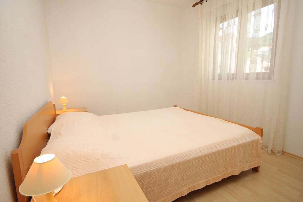 Ganze Wohnung, 1-Zimmer-Ferienwohnung mit Balkon Vis (A-2435-a) in Vis Stadt, Vis