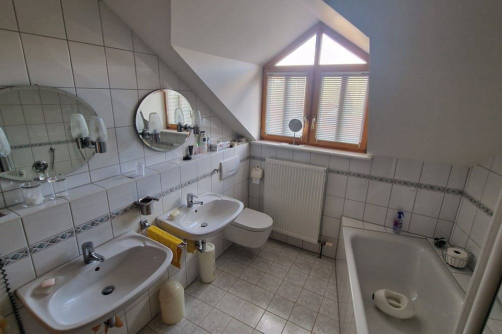 Wohnen am Golfplatz in sehr ruhiger Lage. in Haarbach, Ostbayern