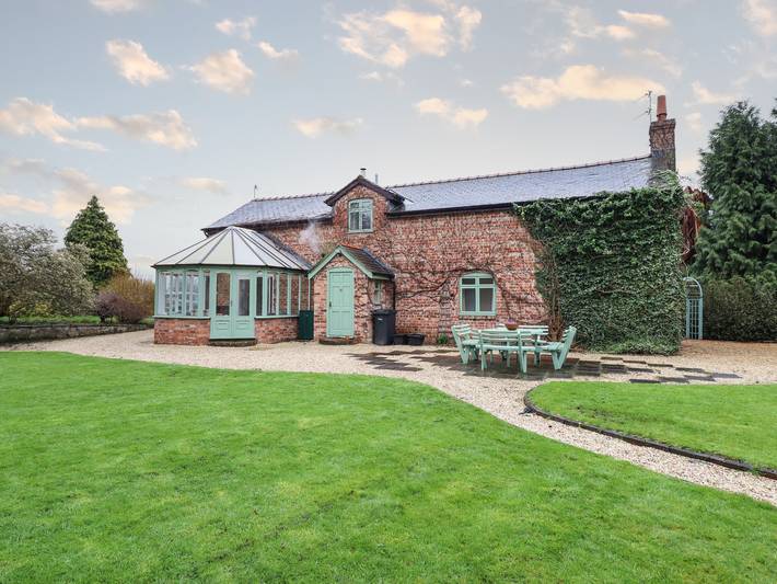 Cottage for 6 people, with garden, with pets in Shropshire