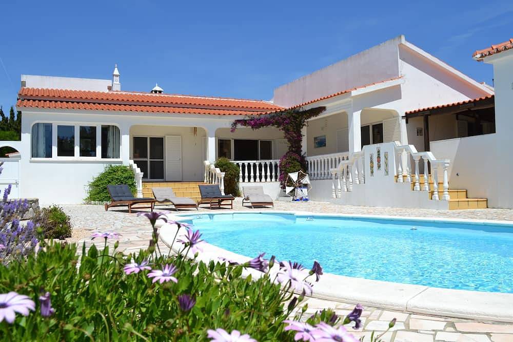 Casa Borboleta Villa ben tenuta con vista sul mare, ampio giardino e piscina, posizione da sogno in Arrifana, Aljezur