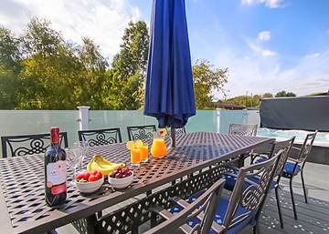 Holiday Home for 10 People in Milford-on-Sea, New Forest, Photo 2