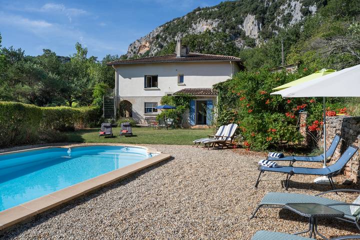 Gîte pour 8 personnes, avec piscine à Quinson