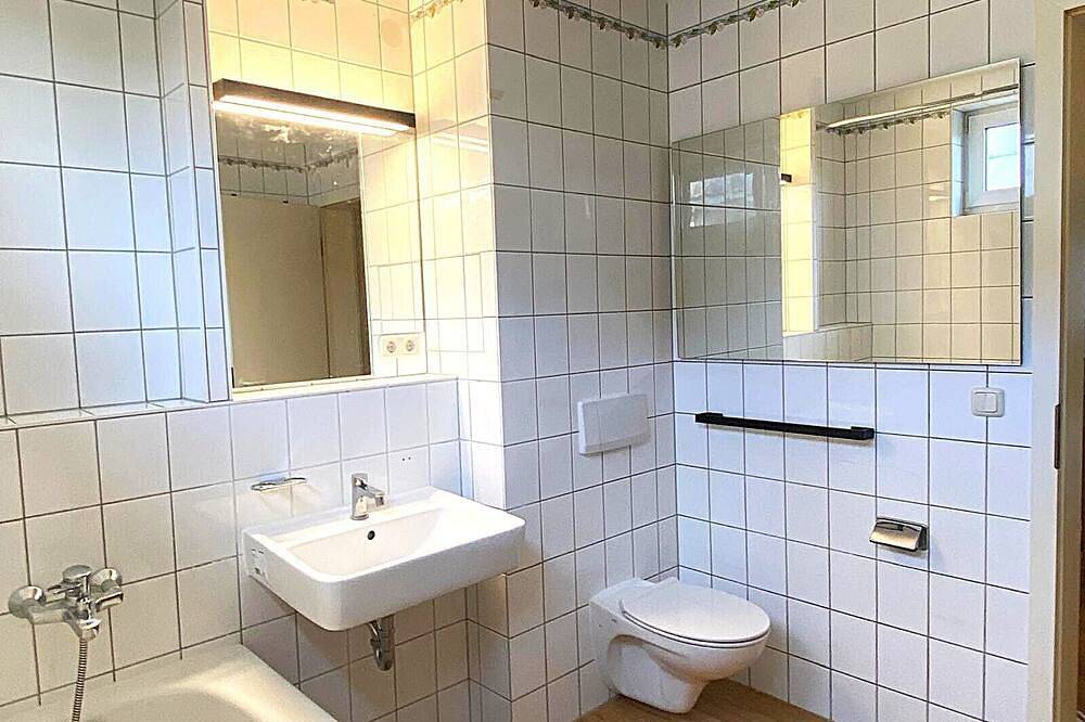 Ganze Wohnung, 5 Min von der Hochschule enfernt - Familien-Apartment mit Balkon & Kinderbett in Gera, Ostthüringen