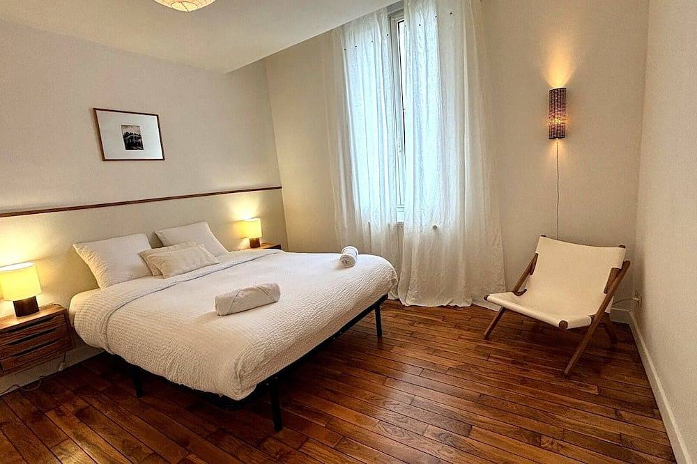 Ferienhaus-Stadt-Ensuite mit Dusche-Blick auf den Hof in Bourges, Bourges und Umgebung