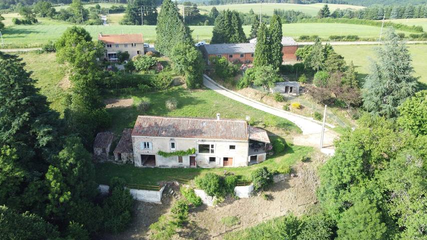 Gîte pour 6 personnes, avec terrasse, animaux acceptés à Les Brunels