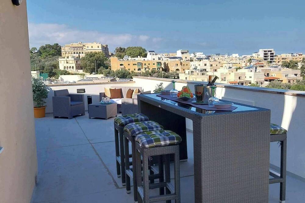Apartamento inteiro, Paceville Luxury Holiday Maisonette sleeps 9, top nightlife and beachdays. in Paceville, San Giljan