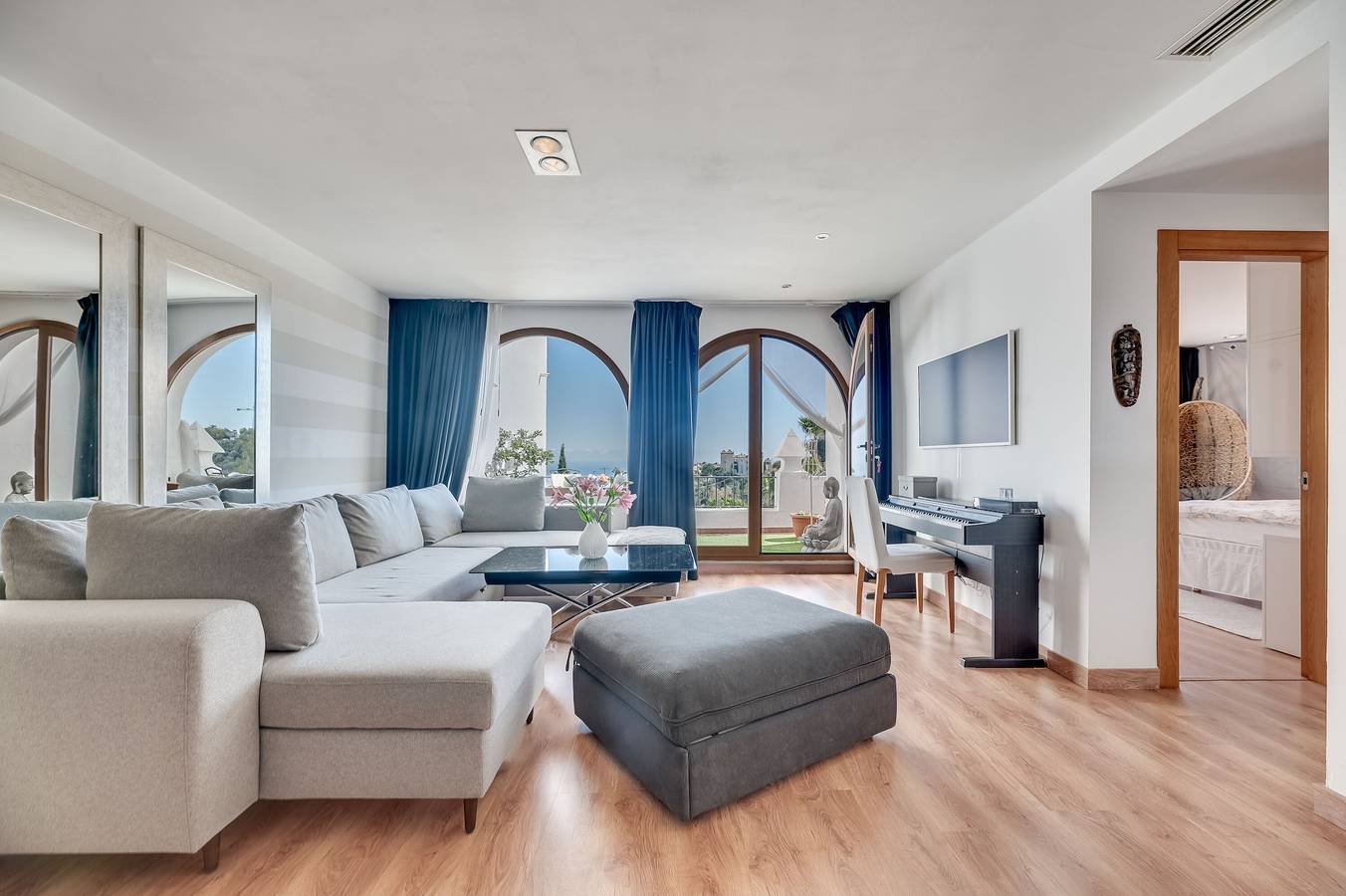 Entire apartment, Apartment 'Amazing View Marbella' with Sea View, Wi-Fi and Air Conditioning in El Castillo de la Heredia, Benahavís