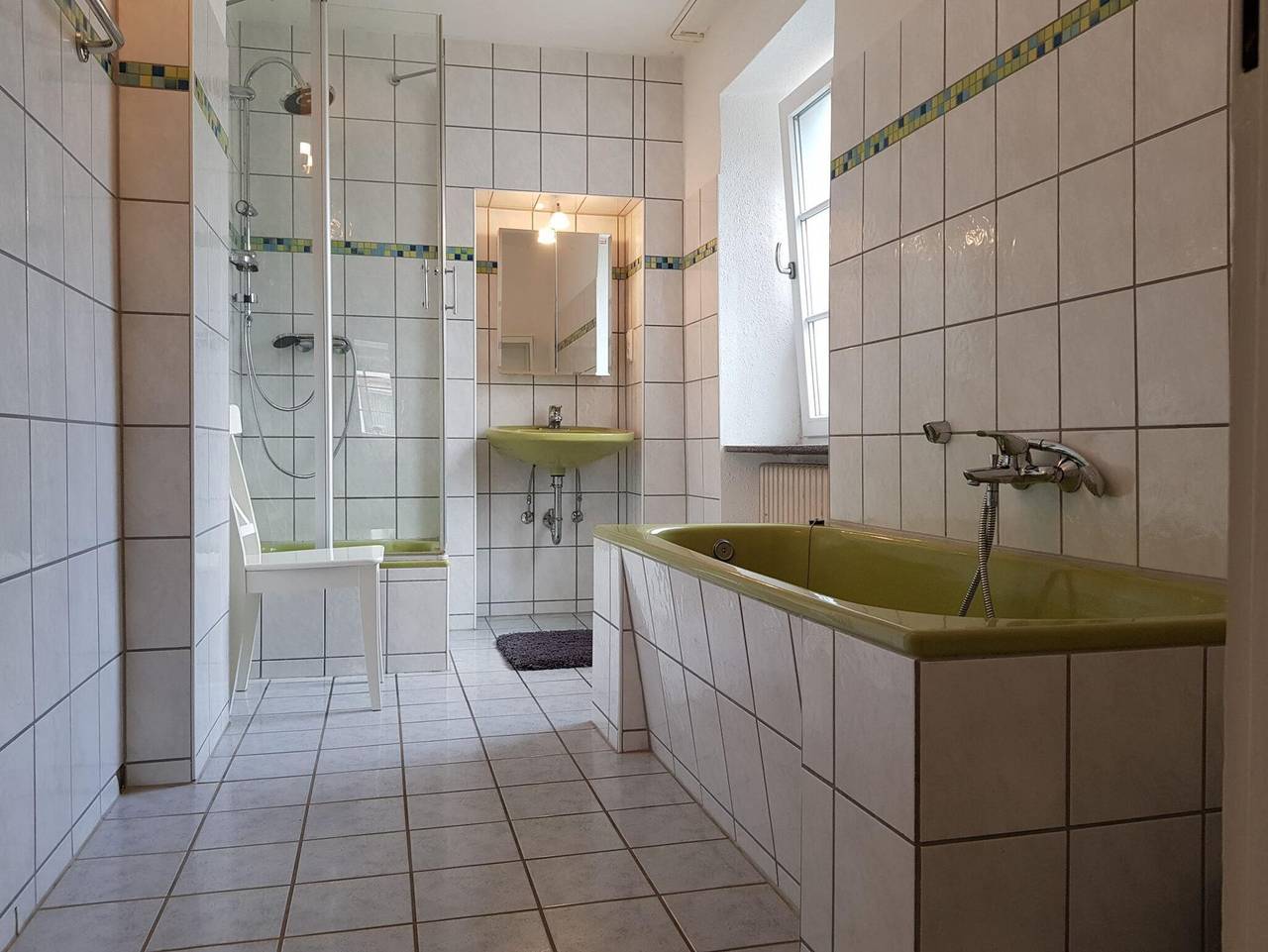 Ganze Ferienwohnung, Ferienhaus mit Schlossblick - 10-Personen Ferienhaus - Woche in Malberg, Eifelkreis Bitburg-Prüm