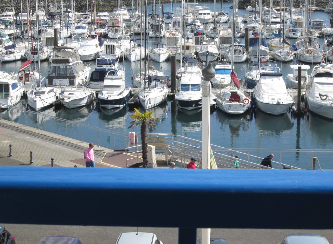 Studio entier, Appartement très belle vue sur le port, parking, piscine, Wifi in Hendaye, Région de Bayonne