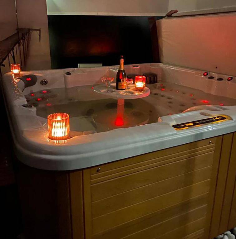 Appartement entier, La Villa Audren Love Room Jacuzzi in Châtelaudren, Cotes-d'Armor