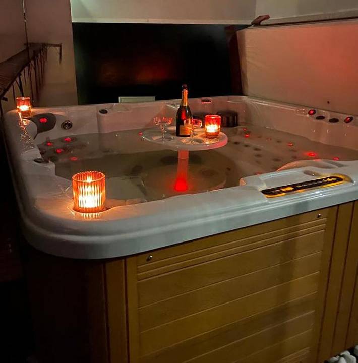 Gîte pour 2 personnes, avec Terrasse ainsi que Jacuzzi et Jardin à Châtelaudren