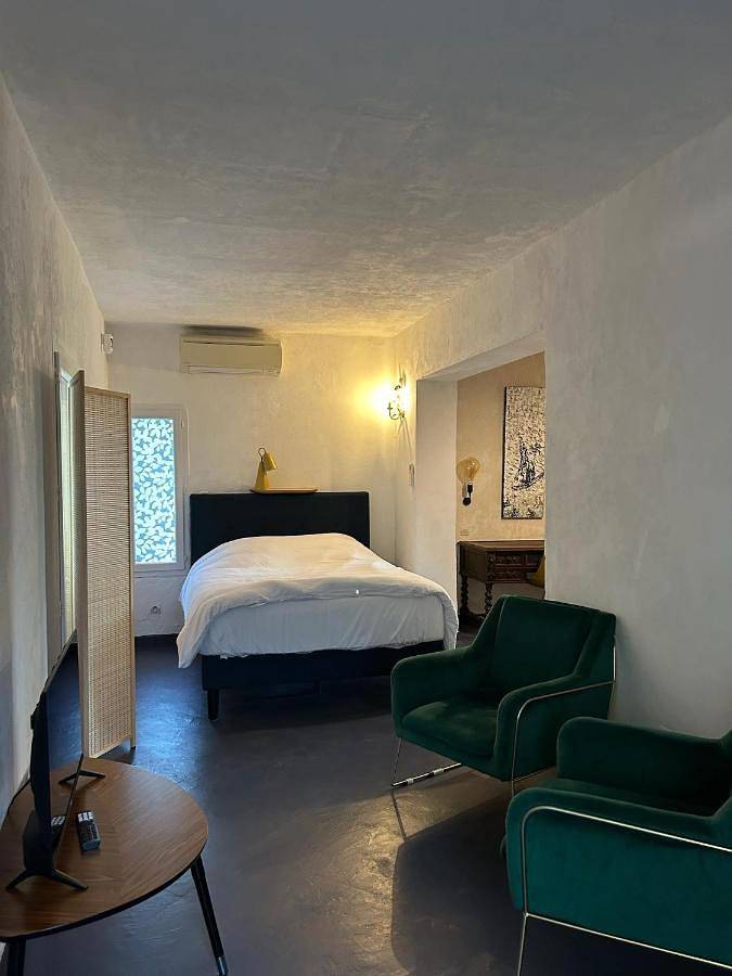 Location de vacances pour 2 personnes, avec Terrasse et Jardin ainsi que Piscine et Vue à Le Cannet-des-Maures - 4