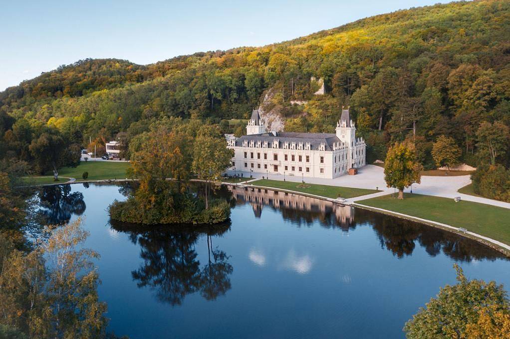 Hotel Schloss Hernstein - Hofblick Einzelzimmer Queensize Bett in Hernstein, Wiener Alpen in Niederösterreich