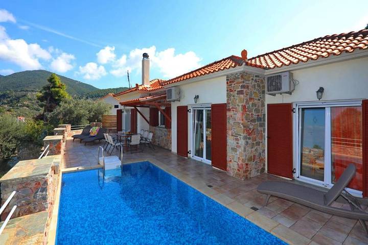 Location de vacances pour 17 personnes, avec Balcon et Terrasse ainsi que Jardin et Piscine dans Stafylos
