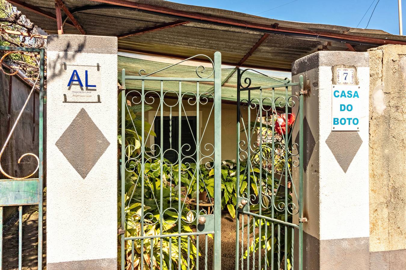 Chalet "Casa Do Boto" with Sea View, Private Terrace & Garden in Gaula, Madeira