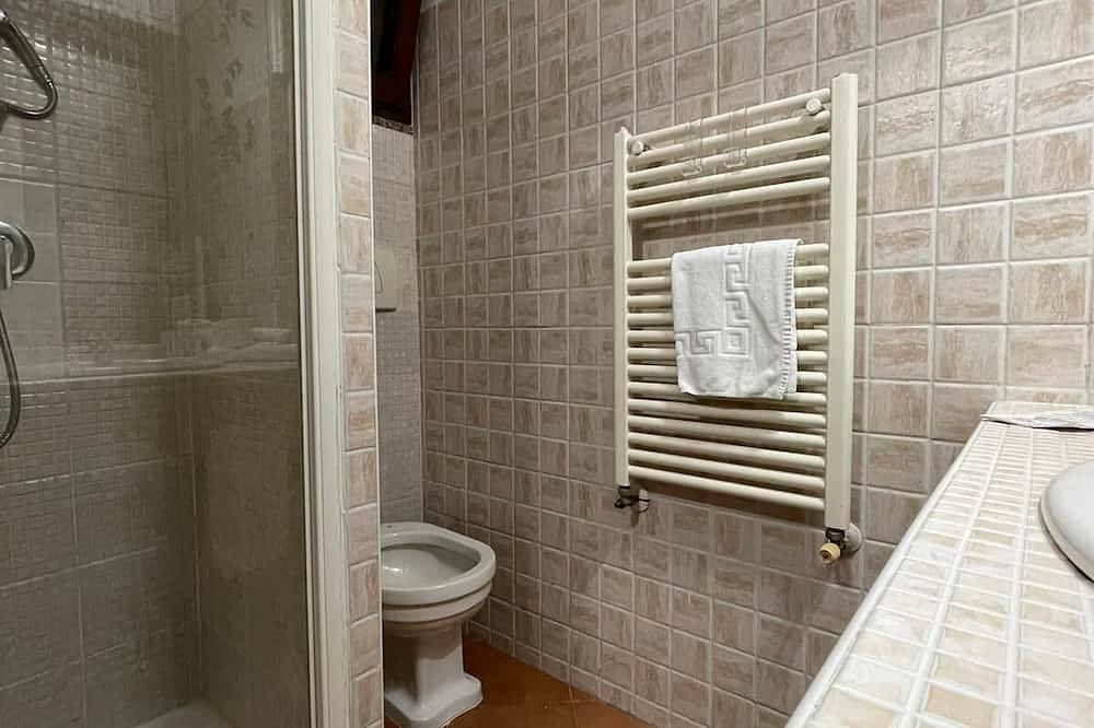 Entire apartment, Studio Apartment Ground Floor Near Airport in Fiumicino, Rome Province